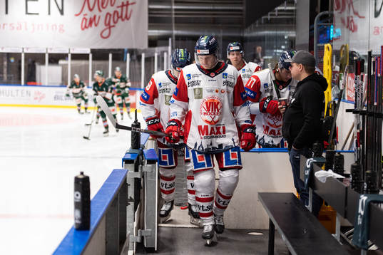 under Västerviks Tobias Ahlström ishockeymatchen i