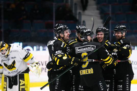s Nicklas Heiner jublar med lagkamrater