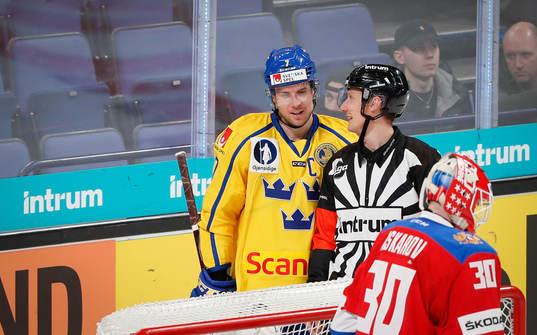 Henrik Tömmernes of Sweden speaks with Kristian Vikman