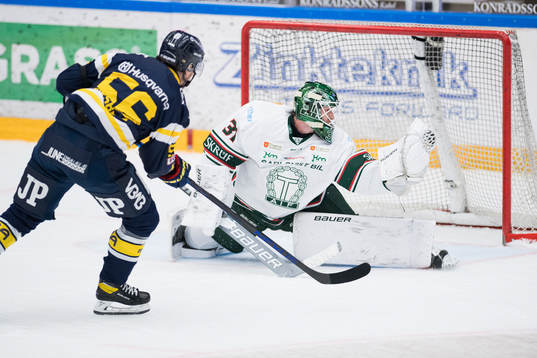 Tingsryds målvakt Daniel Rosengren räddar frilägeschens