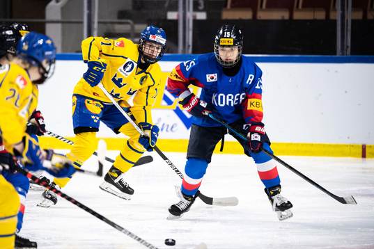 Josefin Bouveng of Sweden and Chaelin Park of Korea