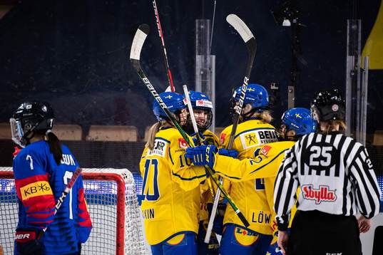 Felizia Wikner-Zienkiewicz of Sweden celebrate with