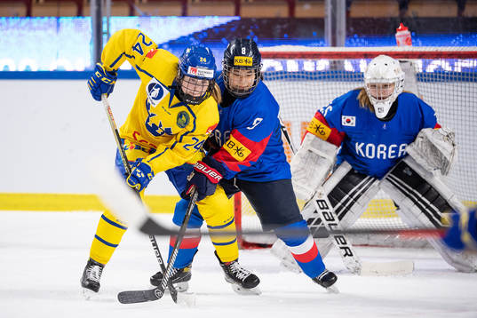 Felizia Wikner-Zienkiewicz of Sweden and Selin Kim of Korea