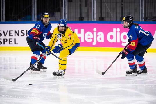Josefin Bouveng of Sweden and Seoyoung Yoo and Eunji Lee of