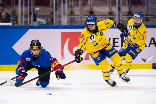 Selin Kim of Korea and Emma Nordin of Sweden