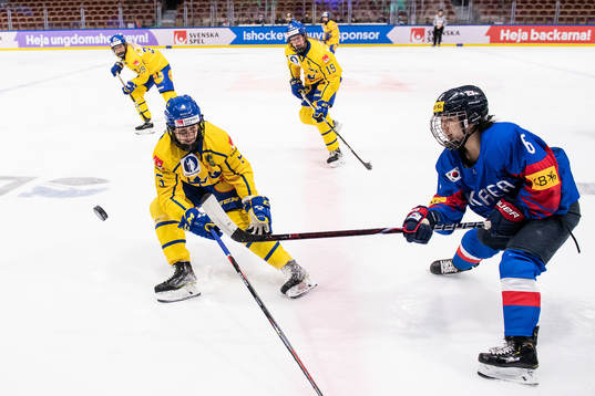 Johanna Fällman of Sweden and Yujung Choi of Korea