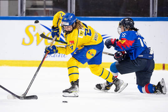 Felizia Wikner-Zienkiewicz of Sweden and Chaelin Park of