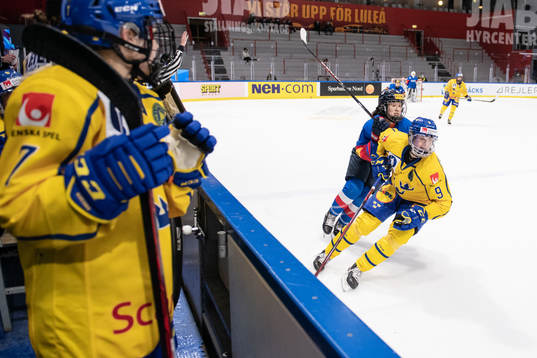 Jessica Adolfsson of Sweden and Yunha Song of Korea