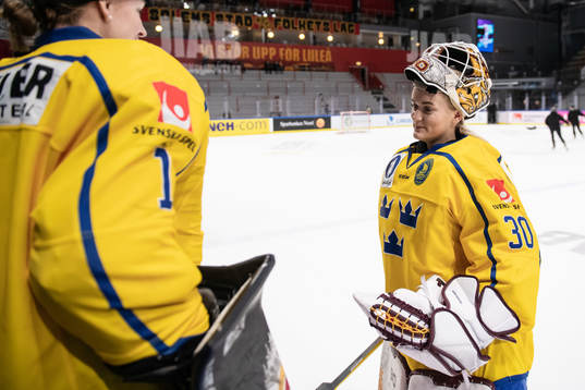 goalkeeper Sara Grahn and goalkeeper Emma Söderberg of