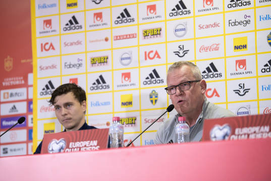 Victor Nilsson Lindelöf and head coach Janne Andersson of