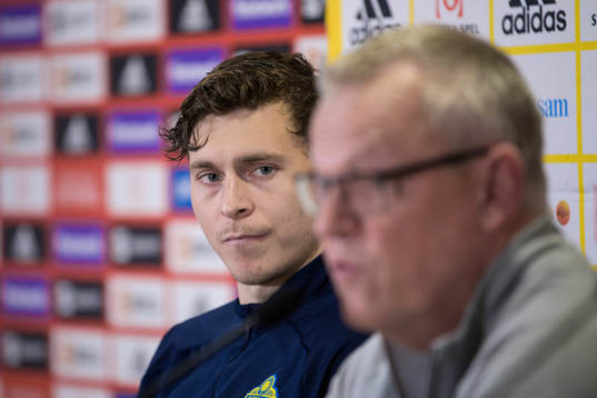 Victor Nilsson Lindelöf and head coach Janne Andersson of