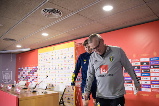 Victor Nilsson Lindelöf and head coach Janne Andersson of