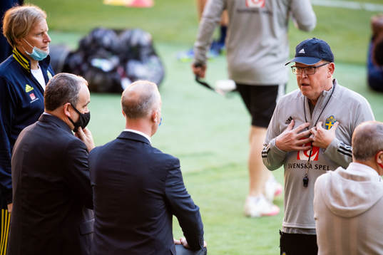 Head coach Janne Andersson of Sweden in a discussion with