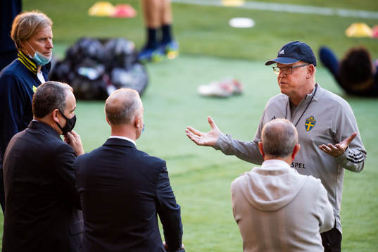 Head coach Janne Andersson of Sweden in a discussion with