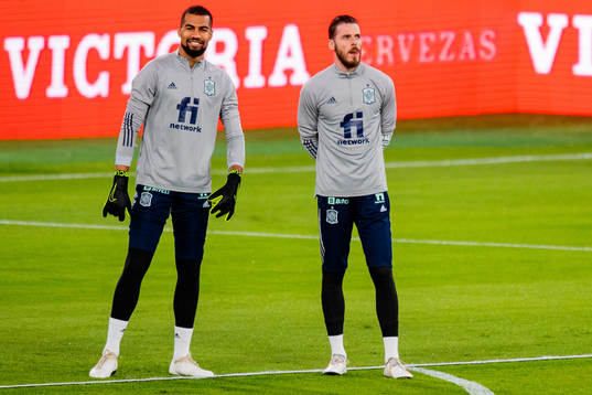 Goalkeeper Robert Sánchez and David de Gea of the Spanish