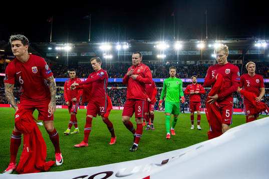 Marius Lode and players of Norway