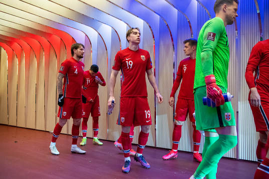 Kristian Thorstvedt and players of Norway at half-time