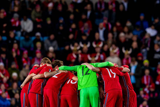 Players of Norway gather in a circle