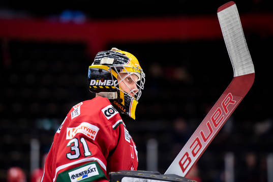 Modos målvakt Henrik Tikkanen värmer upp