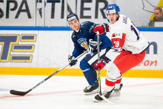 Ruben Rafkin of Finland and Tobias Handl of Czech Republic