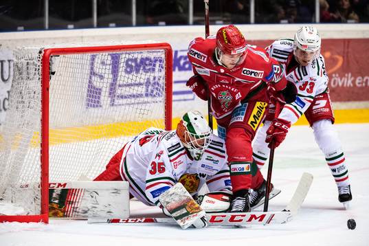 Moras målvakt Matteus Ward och Olle Strandell mot Modos