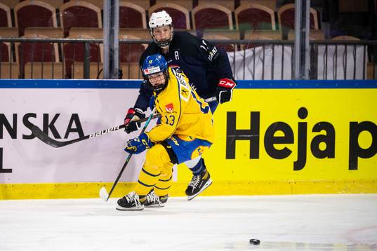 Emma Muren of Sweden and Lore Baudrit of France