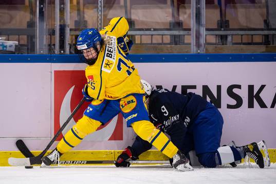Lina Ljungblom of Sweden and Marion Allemoz of France