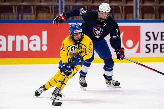 Lisa Johansson of Sweden and Lore Baudrit of France