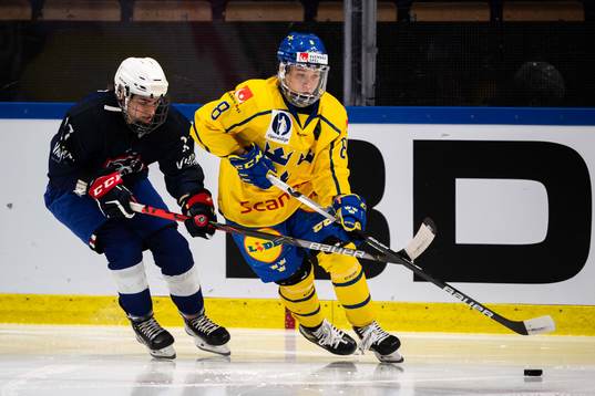 Chloe Aurard of France and Ebba Berglund of Sweden