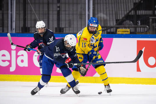 Morgane Rihet of France and Lisa Johansson of Sweden