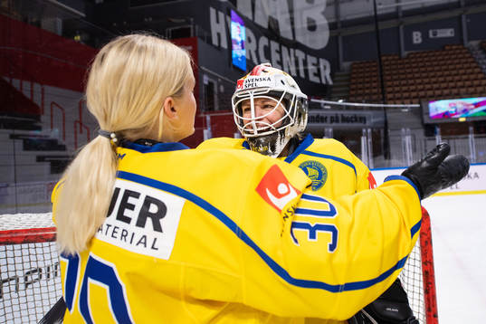 goalkeeper Emma Söderberg and goalkeeper Sara Grahn of