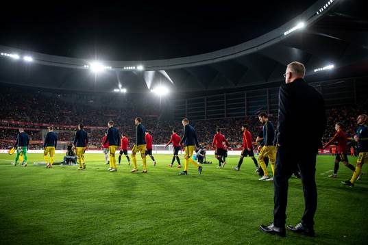 Head coach Janne Andersson of Sweden sees the players enter