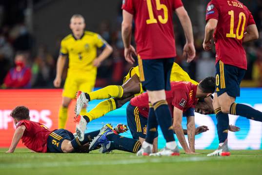 Alexander Isak of Sweden against Gavi and Sergio Busquets