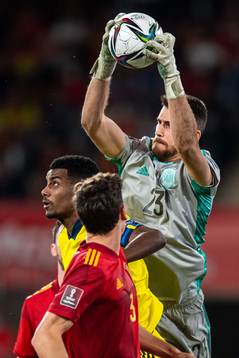 Alexander Isak of Sweden and goalkeeper Unai Simon of Spain