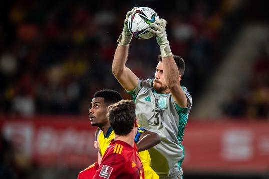 Alexander Isak of Sweden and goalkeeper Unai Simon of Spain