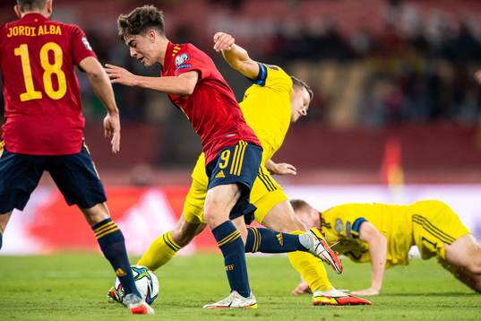 Gavi of Spain and Viktor Claesson of Sweden