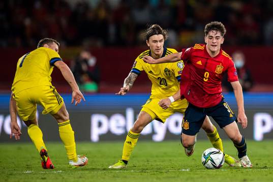 Kristoffer Olsson of Sweden and Gavi of Spain