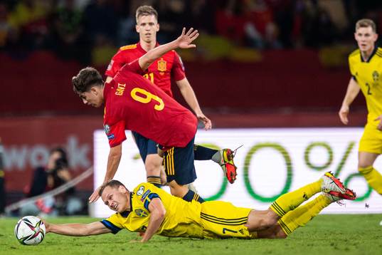 Gavi of Spain and Viktor Claesson of Sweden