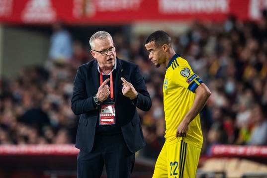 Head coach Janne Andersson and Robin Quaison of Sweden