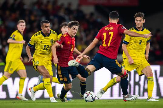 Robin Quaison and Albin Ekdal of Sweden against Gavi and