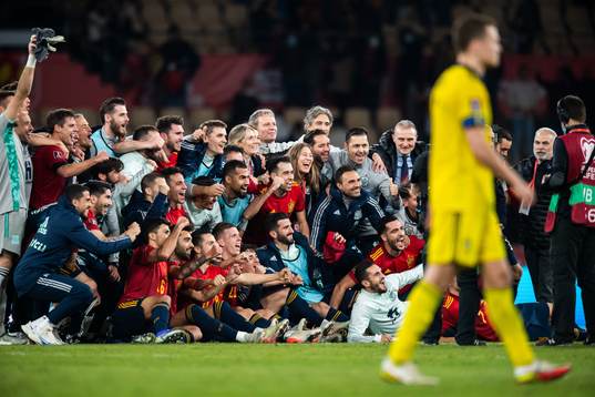 Players of Spain celebrate