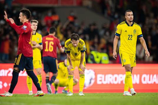 Albin Ekdal and Robin Quaison of Sweden looks dejected