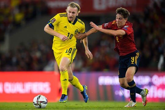 Emil Forsberg of Sweden and Gavi of Spain