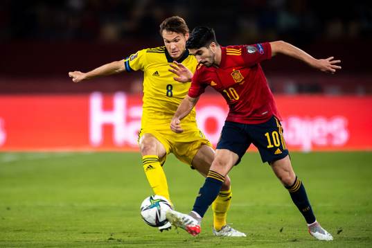 Albin Ekdal of Sweden and Carlos Soler of Spain