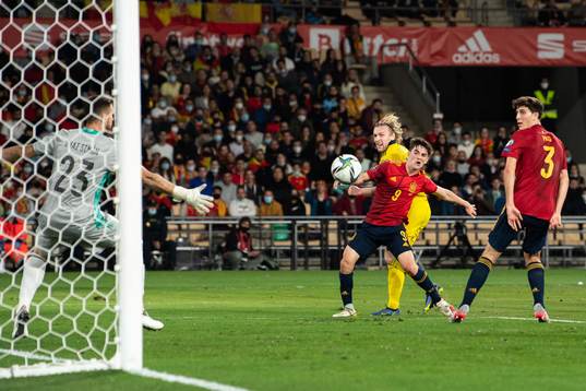 Emil Forsberg of Sweden and Gavi of Spain