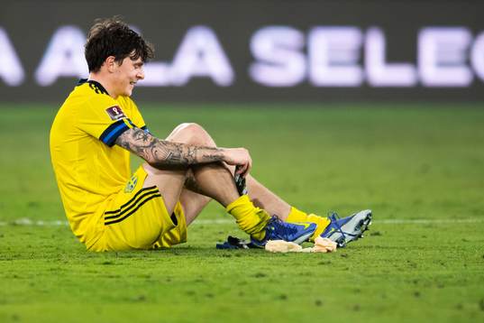 Victor Nilsson Lindelöf of Sweden looks dejected