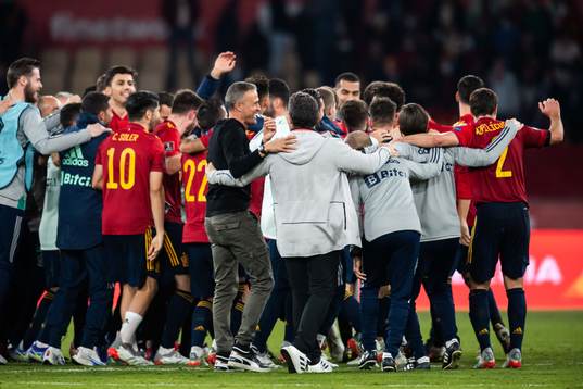 Head coach Luis Enrique of Spain celebrate with the team