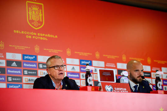 Head coach Janne Andersson and press officer Jakob Kakembo