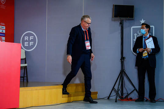Head coach Janne Andersson of Sweden leaves the press