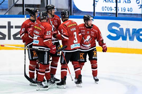 Vita Hästens Elliot Lorraine jublar med lagkamrater